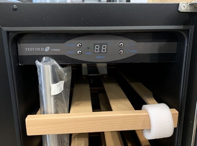 Цифровий дисплей для управління температурою в холодильній винній шафі Tefcold TFW80S